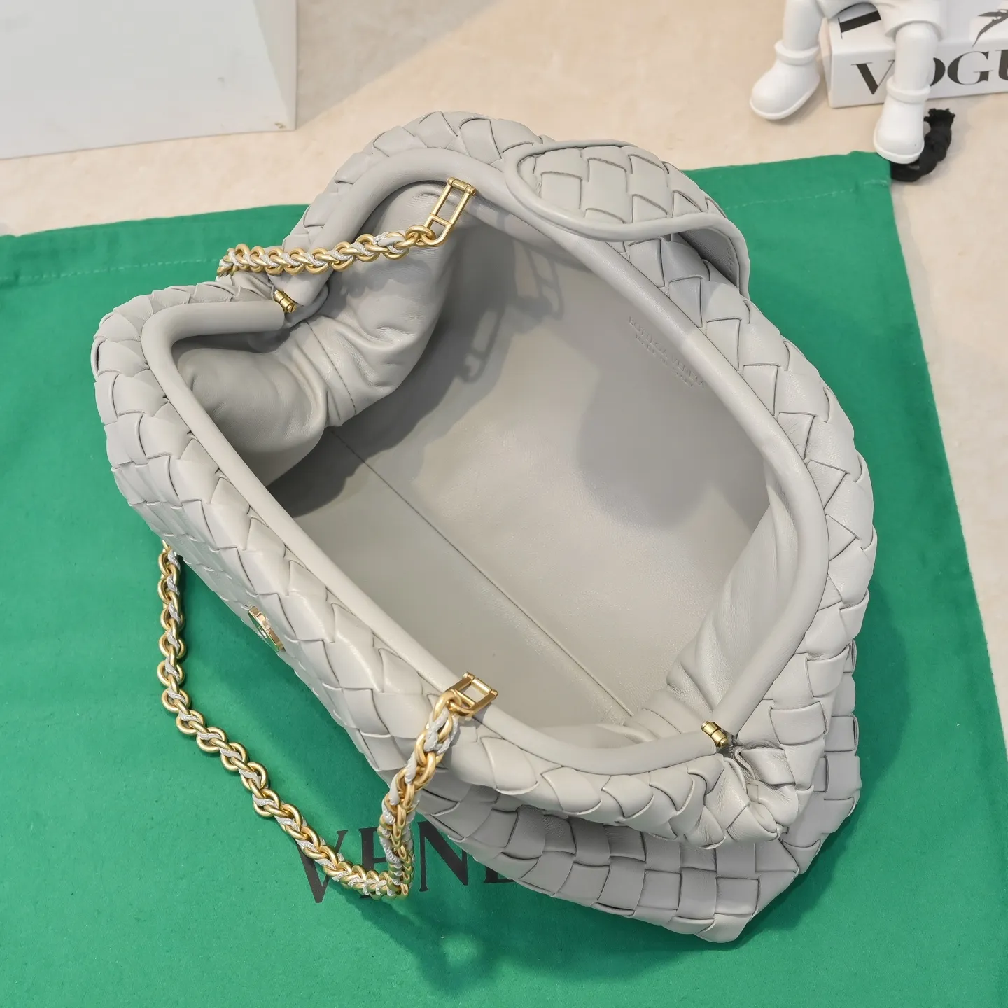 Batch 2260 Bitters Venetia 2024 summer series brings Lauren 1980 handbags back to the public eye. The design of the bag is inspired by ancient Roman architecture. It uses the brand's iconic Intrecciato lambskin woven bag body with a hard frame. No logo can be seen on the whole bag. It is equipped with a leather woven metal chain. When using it as a clutch, just put the chain directly in the bag ~ showing an elegant and timeless style. Decades later, when Lauren Hutton once again walked on the Bottega Venetia spring and summer show with this bag, the charm of the year still remains intact despite the passage of time. Size: 31.5*16.5*11 Style No.: 5807